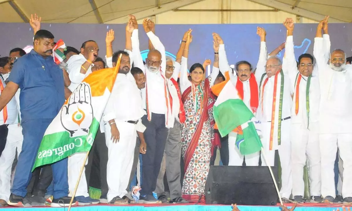 APCC chief Y S Sharmila, Congress leaders and Left leaders raise hands at Nyaya Sadhana Sabha in Anantapur on Monday