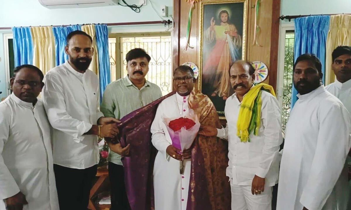 Eluru Youth advised to serve poor