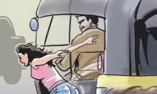 A kidnapped woman jumps from an auto