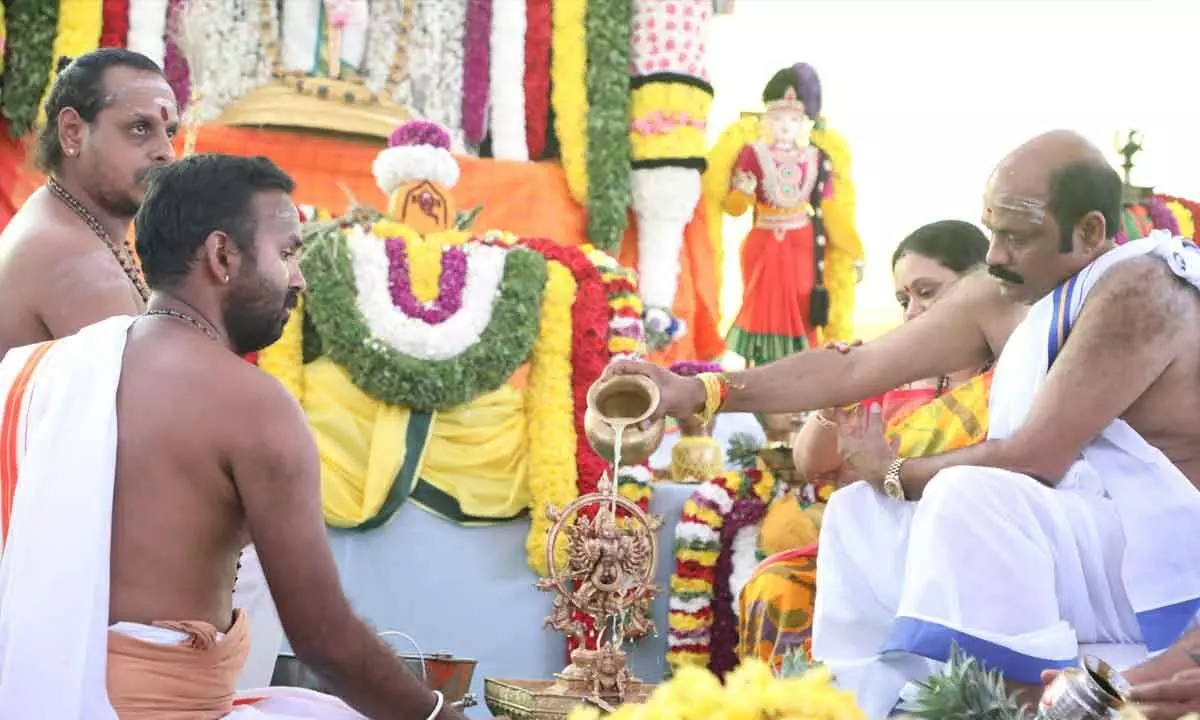 Yarlagadda Venkatarao conducts Ashtalakshmi Narayana Hrudaya Homam