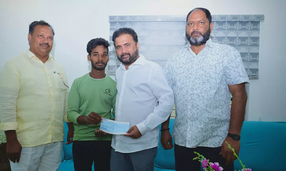 Sana Satish Babu extends financial assistance to road accident victim