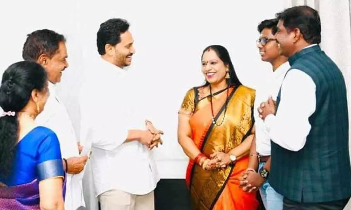 Dr Krupa Lakshmi with Chief Minister Y S Jagan Mohan Reddy. Her father and Deputy  CM K Narayana Swamy is also seen.
