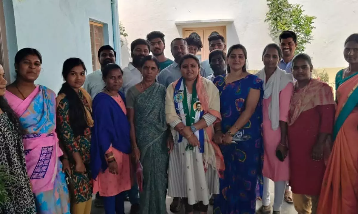 TN Deepika participates in Gadapa Gadapaku Mana Prabhutvam in Hindupur