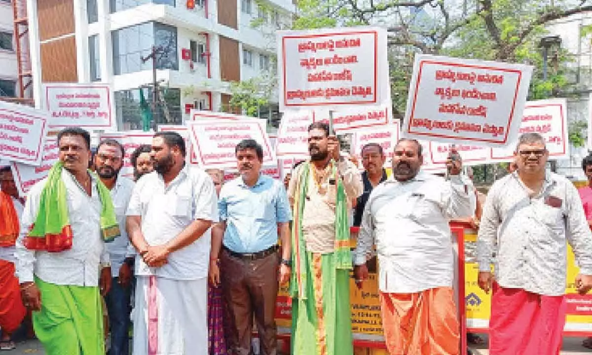 Visakhapatnam: Brahmin associations protest against Mahasena Rajesh