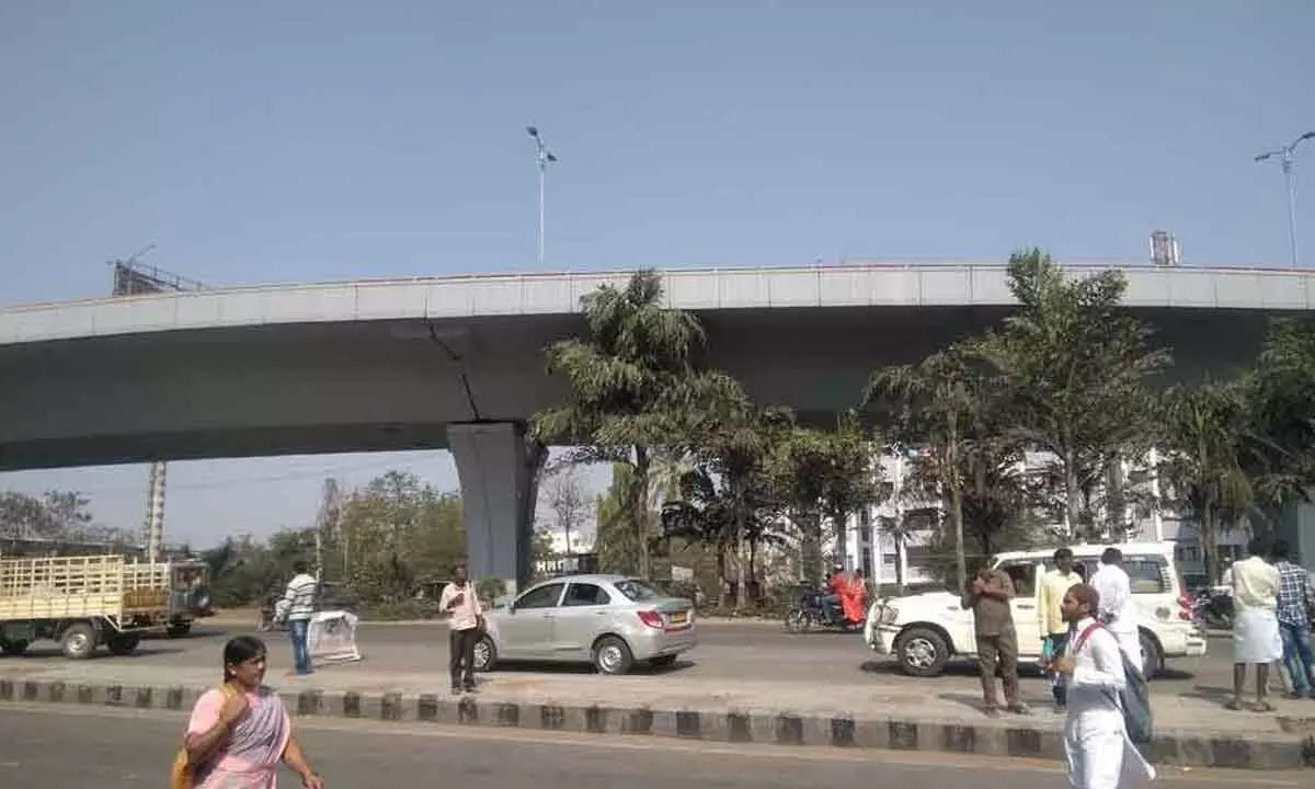 Tardy pace of Aramghar flyover work throws commuters into a tailspin