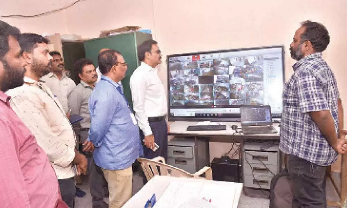 Guntur: Collector M Venugopal Reddy visits Inter exams control room