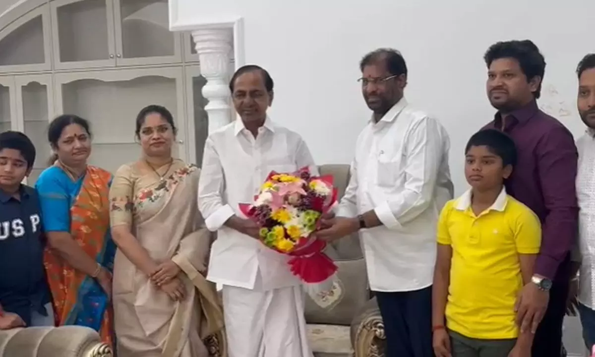 Vaddiraju Ravichandra calls on BRS Chief KCR ar Nandinagar