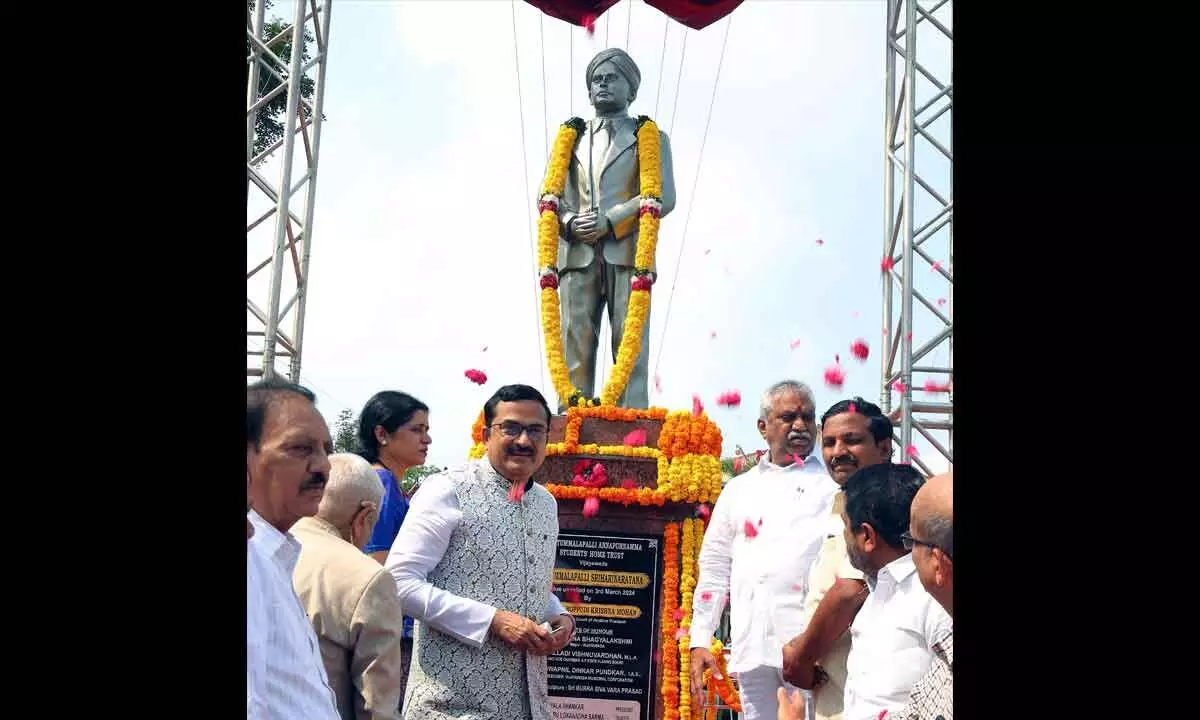 Justice of AP High Court Boppudi Krishna Mohan and others after unveiling statue of Tummalapalli Hari Narayana in Vijayawada on Sunday 	     (Photo: Ch Venkata Mastan)