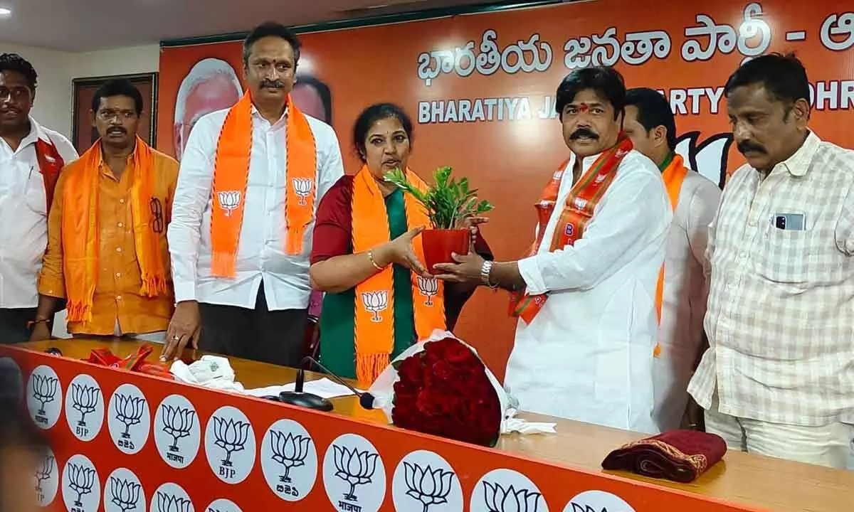 Former JSP leader Srinivas joins BJP