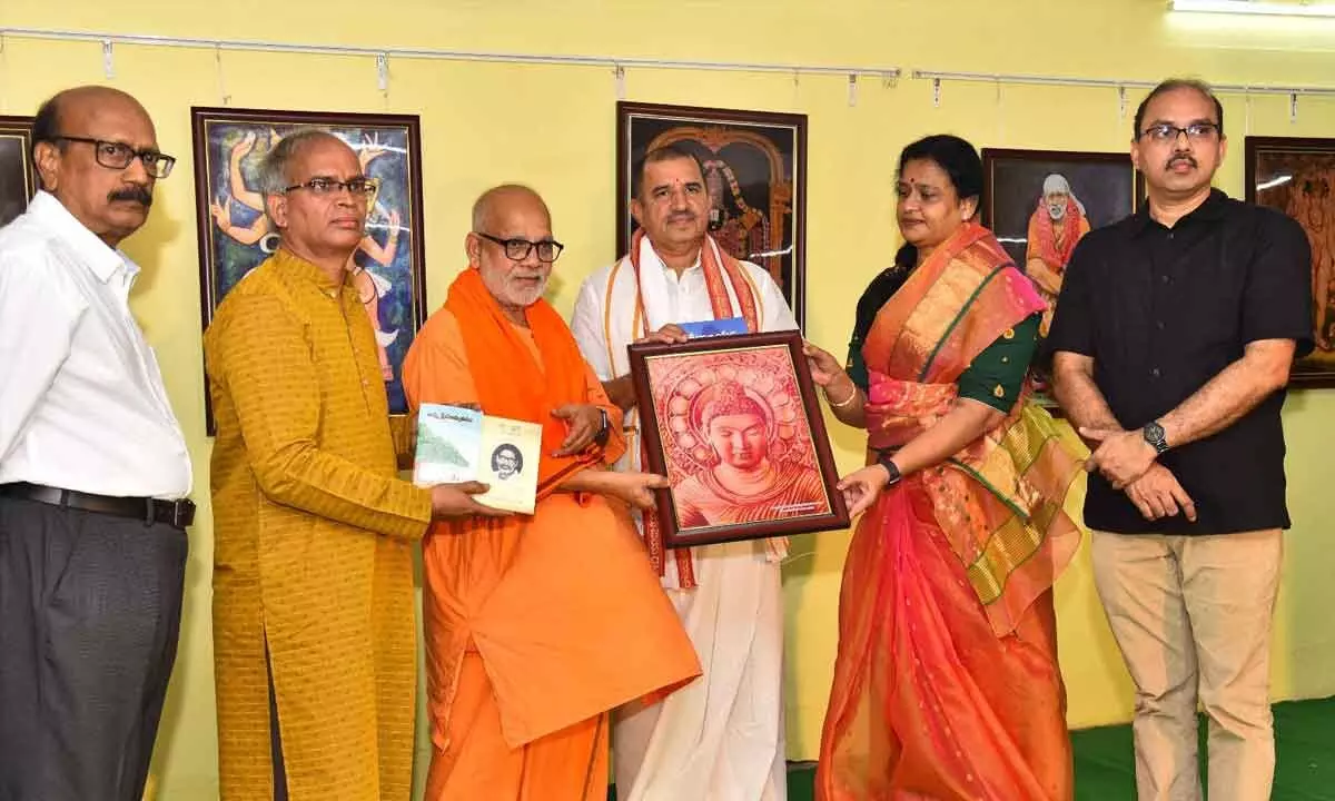 Swamiji Vinishchilananda presenting memento to KS Rama Rao, Executive Officer of Sri Durga Malleswara Devasthanam at MS Murthy Lalita Kala Arts Gallery in Vijayawada on Sunday