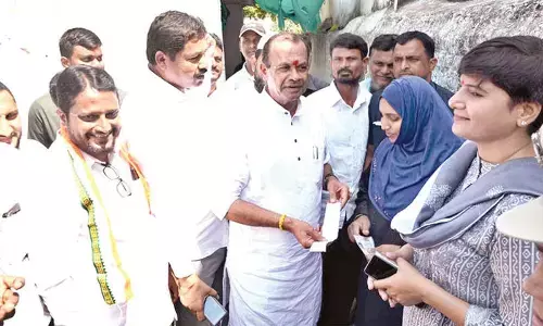 Komatireddy makes whirlwind tour of district