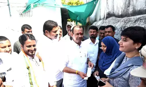 Komatireddy makes whirlwind tour of dist