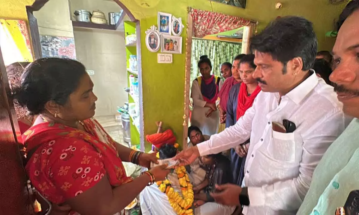 MVV Satyanarayana extends financial assistance to kin of deceased in Visakha