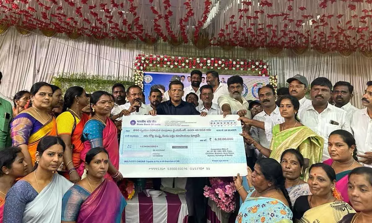 Guddampally Venu Reddy Participates in YSR Asara Varotsavalu Grant Program in Hindupuram