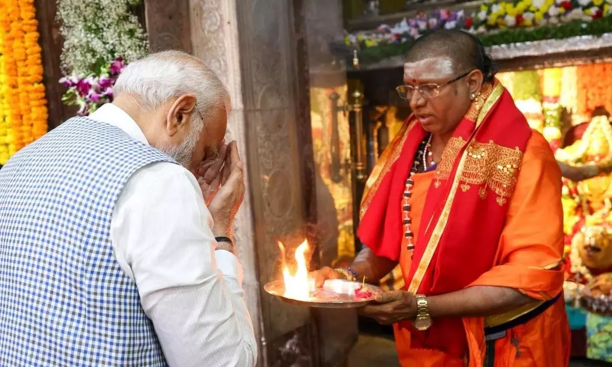PM Modi offers prayers at Secunderabad Mahankali temple