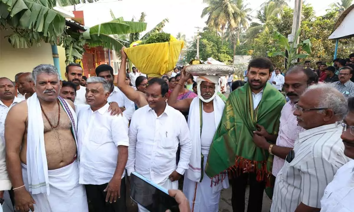 MLA Chevireddy Bhaskar Reddy Leads Spiritual Procession in Srinivasamangapuram