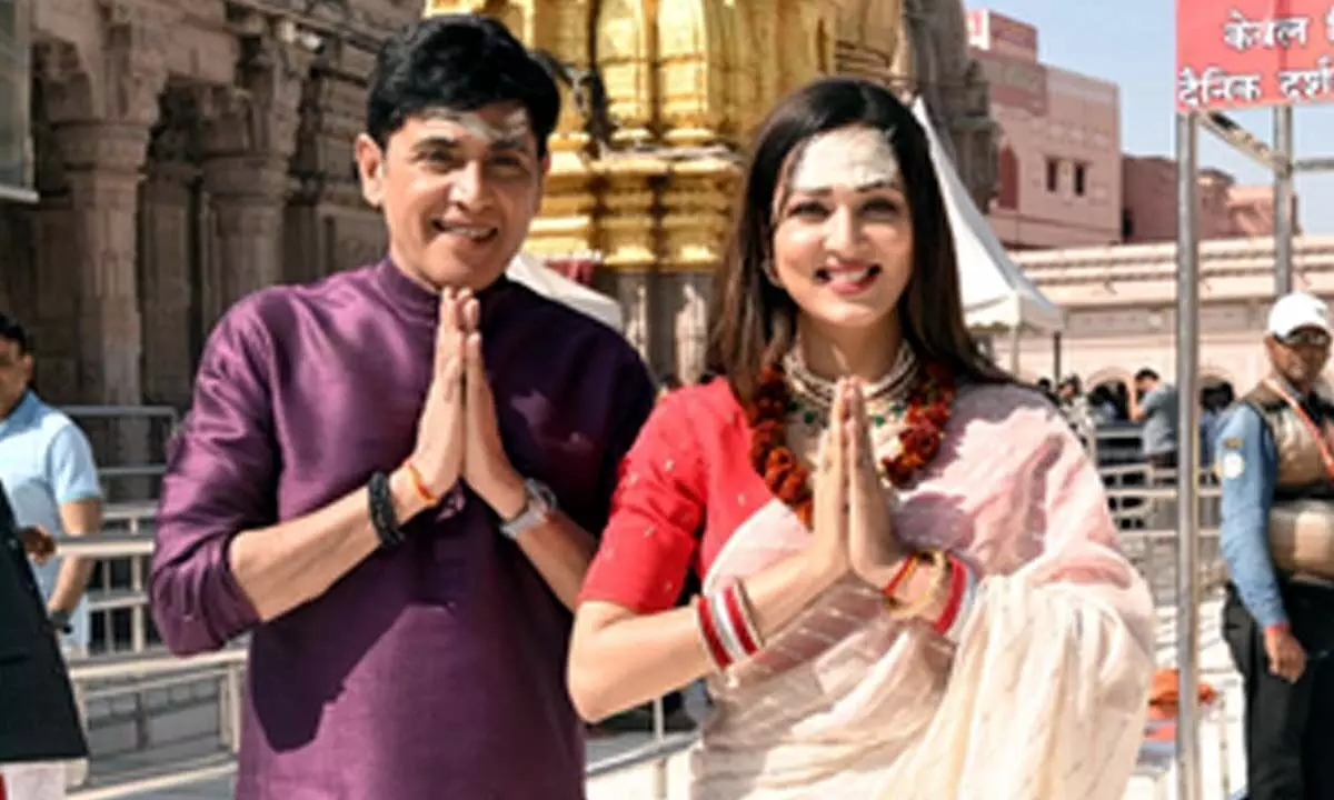 Aasif Shaikh, Vidisha Srivastava seek blessings at Kashi Vishwanath temple
