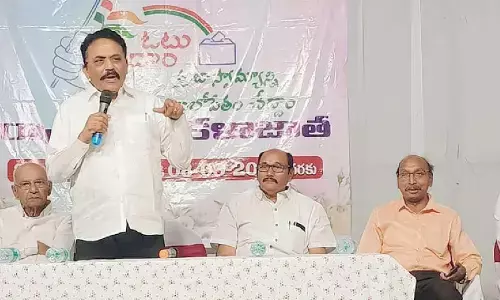 Joint secretary of Citizens for Democracy, Vallamreddy Lakshmana Reddy, speaking at ‘Voteddam Prajaswamyanni Balopetam Cheddam’ Kalajata in Ongole on Monday