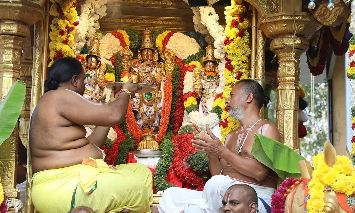Tirupati: Kalyana Venkateswara Swamy rides on golden chariot
