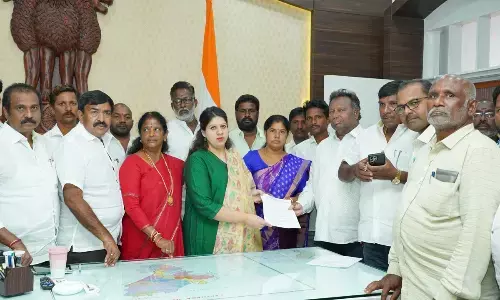 Kakinada: Demand to pay compensation to fishers