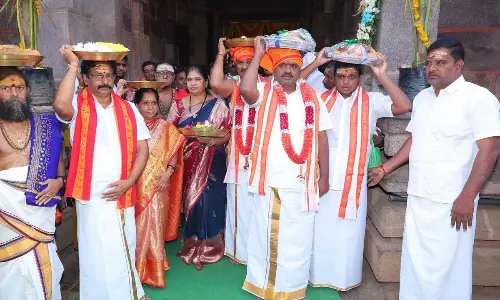 Kanipakam Devastanam officials presenting silk robes to Lord Mallikarjuna Swamy and Goddess Bhramaramba Devi in Srisailam on Tuesday