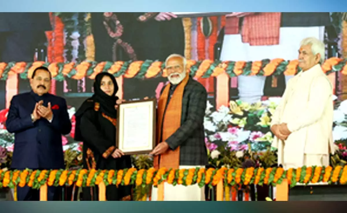PM Modi salutes the beneficiaries of national programmes in Srinagar