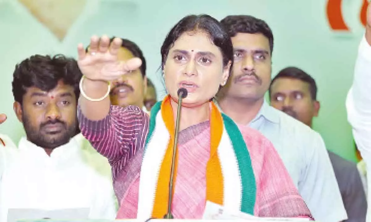 APCC president Y S Sharmila takes a pledge for achieving Special Category Status to Andhra Pradesh at ‘Nyaya Sadhana Pledge’ programme organised by the party at Mangalagiri on Thursday