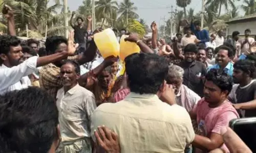 Fishermens agitation in Kakinada The agitators burnt the boat on the road