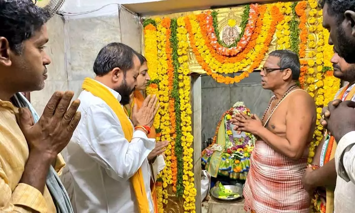 Former MLA Chinthamaneni Prabhakar Seeks Blessings at Saiva Kshetra Balive Temple on Mahashivratri