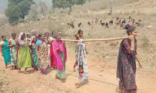 Paderu: Tribal women protest, carry a doli for roads