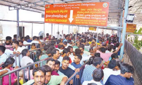 Devotees throng Srikalahasti temple on Maha Shivaratri
