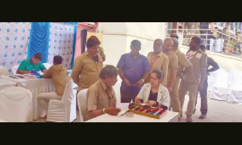 Hospital offers free health check-ups for auto drivers