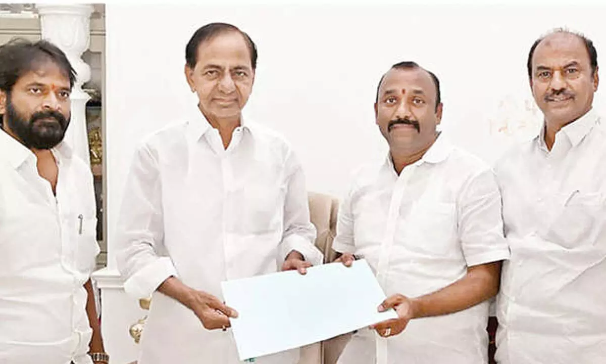 KCR endorses MLC candidate Naveen Kumar with B-form