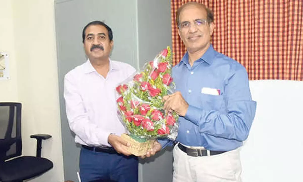 Rajinder Chaudhry, who assumed charge as Additional Director General of Press Information Bureau for AP region, receiving bouquet from PIB Director Dr GD Hallikeri in Vijayawada on Monday