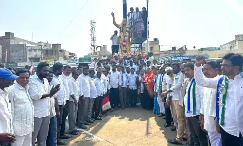 Tribute paid to Dr. YS Rajasekhara Reddy at Parigi bus stand