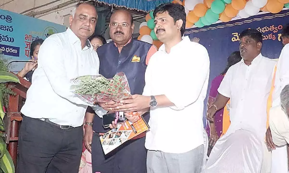 Tirupati Station Director K Satyanarayana receiving MP Dr M Gurumoorthy at the railway station. Chairman of Kasturba Gandhi Kendra Trust Dr PC Rayalu is also seen.