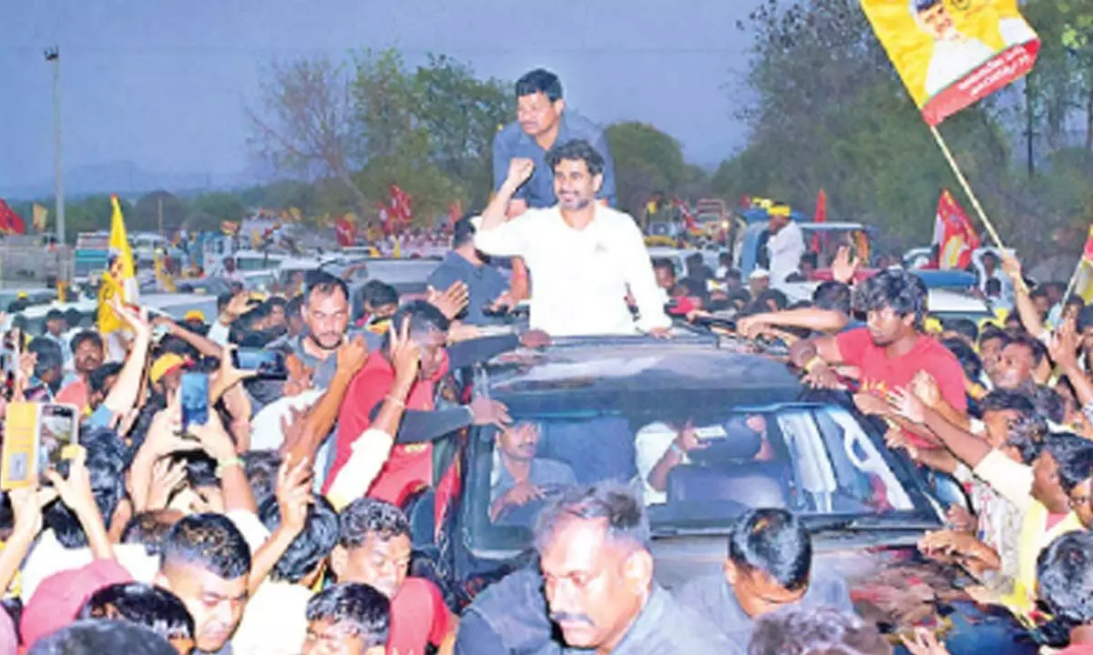 TDP national general secretary Nara Lokesh greets people during Sankharavam  programme at Kalyanadurgam