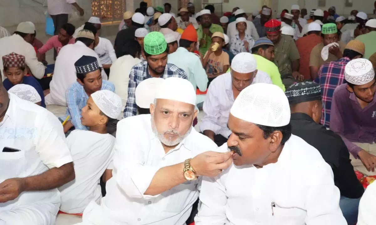 Kadapa: Dy CM offers prayers at Ameen Peer Dargah