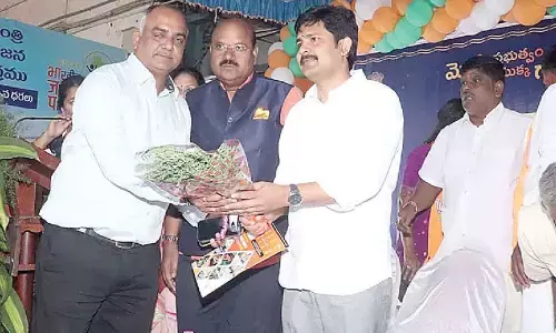 Tirupati Station Director K Satyanarayana receiving MP Dr M Gurumoorthy at the railway station. Chairman of Kasturba Gandhi Kendra Trust Dr PC Rayalu is also seen.