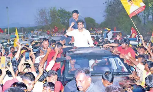TDP national general secretary Nara Lokesh greets people during Sankharavam  programme at Kalyanadurgam