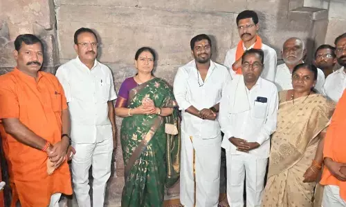 DK Aruna along with Bharath Prasad Visits Jogulamba Temples