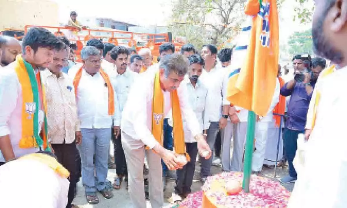 Rangareddy: Visveswara Reddy unfurls BJP flag
