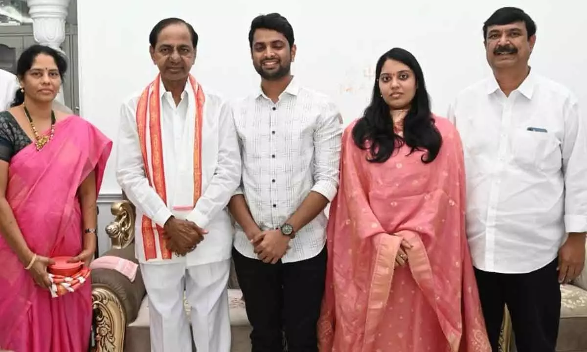Former CM KCR blessed to newly wedding couple