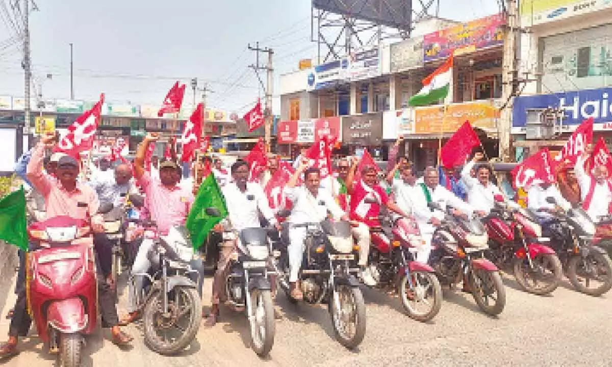 Farmers and workers taking out a bike rally in support of Kisan Mahapanchayat in Ongole on Thursday
