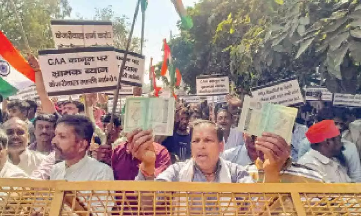 New Delhi: Hindu, Sikh refugees stage protest near Kejriwal’s house