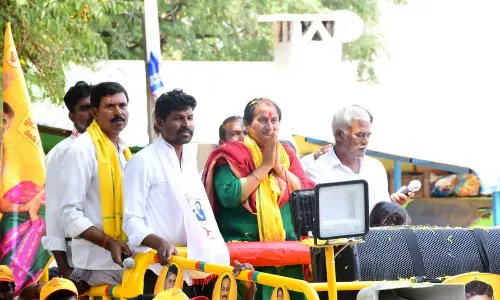 Savithamma conducts door-to-door campaign in Penukonda