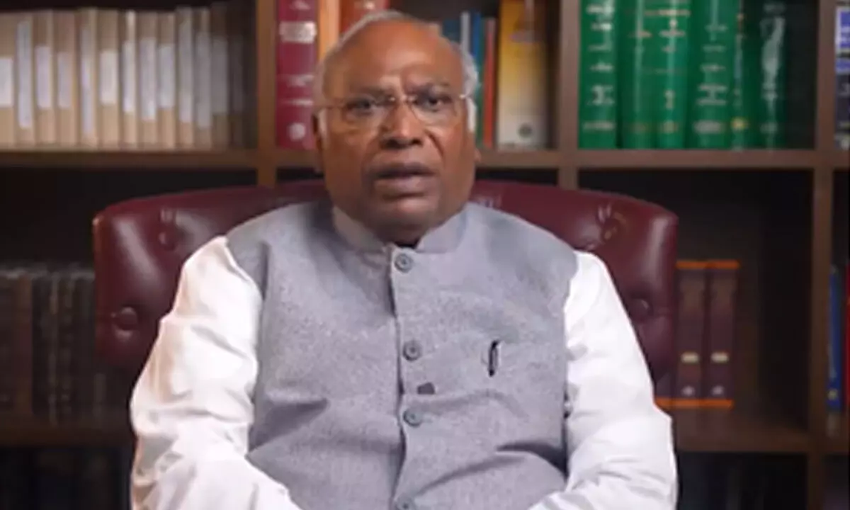 Kharge announces Hissedari, Shramik Nyay guarantees in TN