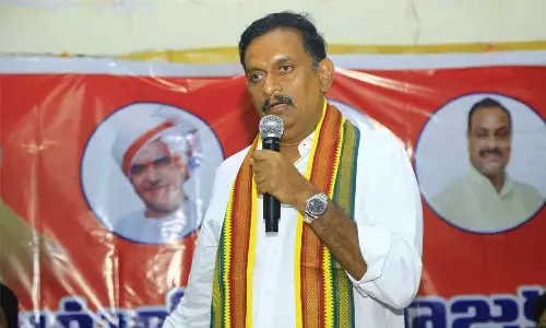 Kesineni Chinni distributes free sewing machine to women in Vijayawada
