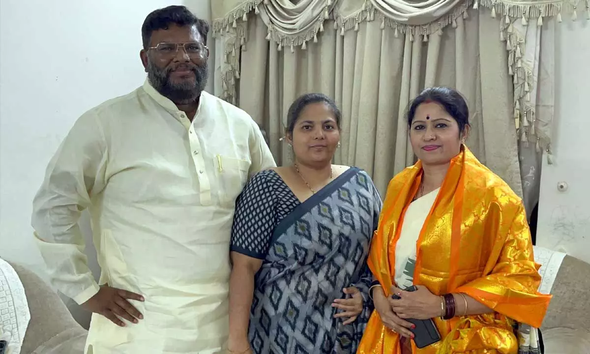 TDP state executive secretary Shanta Kumari meets Abdul Aziz