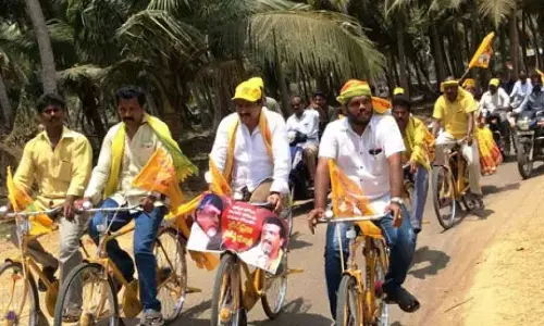 Several YSRCP leaders join TDP in Bapulapadu